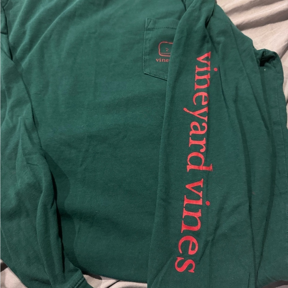 ☀️LIMITED Edition Vineyard Vines Green long sleeve with red logo - Picture 3 of 5